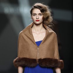 Desfile de Devota y Lomba en la Fashion Week Madrid: vestido azul klein con capa marrón