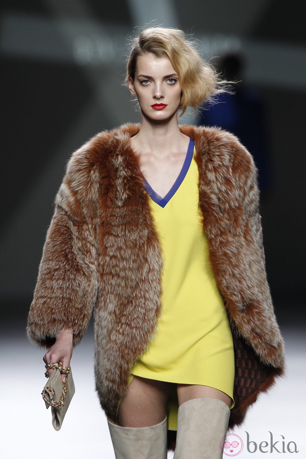 Desfile de Devota y Lomba en la Fashion Week Madrid: camiseta amarilla y abrigo marrón de pelo