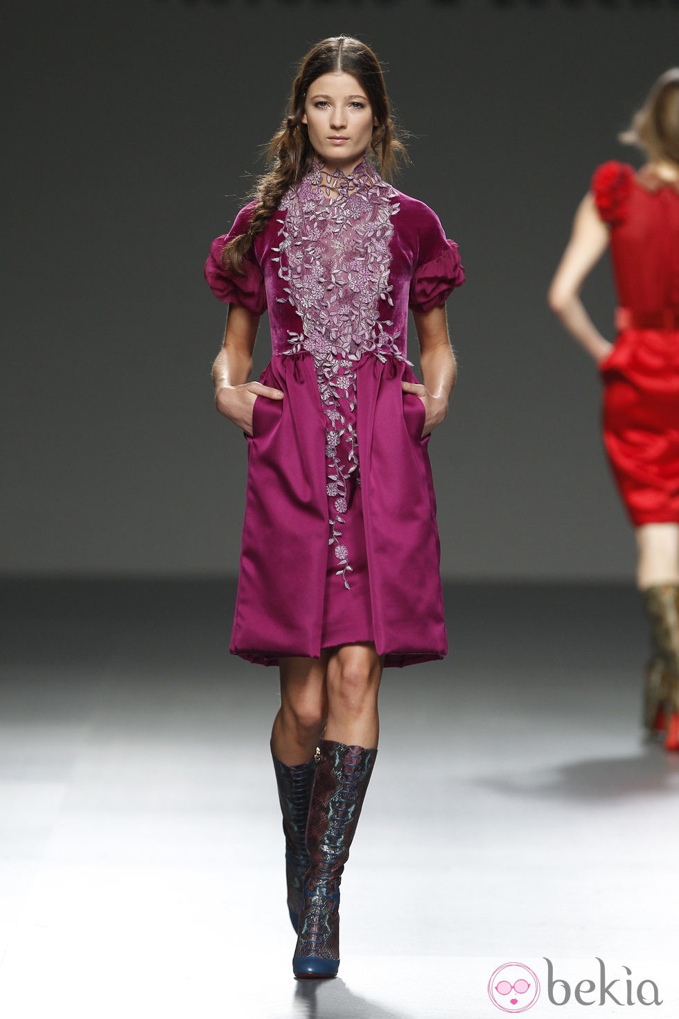 Vestido burdeos con detalles florales de la colección otoño/invierno 2012/2013 de Victorio & Lucchino