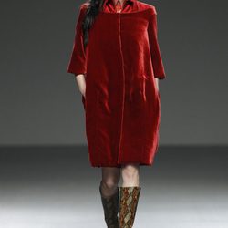 Abrigo de terciopelo rojo de la colección otoño/invierno 2012/2013 de Victorio y Lucchino