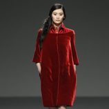 Abrigo de terciopelo rojo de la colección otoño/invierno 2012/2013 de Victorio y Lucchino