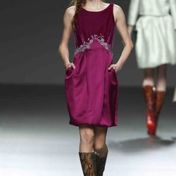 Vestido burdeos con bolsillos de Victorio & Lucchino en la Fashion Week Madrid