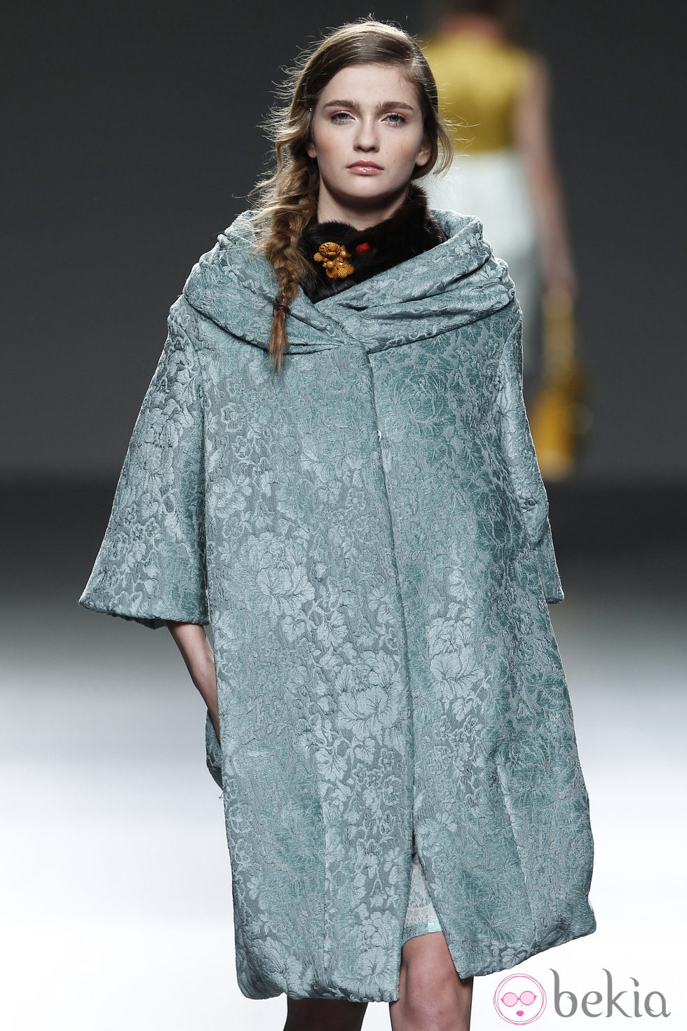 Abrigo capa verde de Victorio & Lucchino en la Fashion Week Madrid