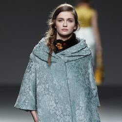 Abrigo capa verde de Victorio & Lucchino en la Fashion Week Madrid