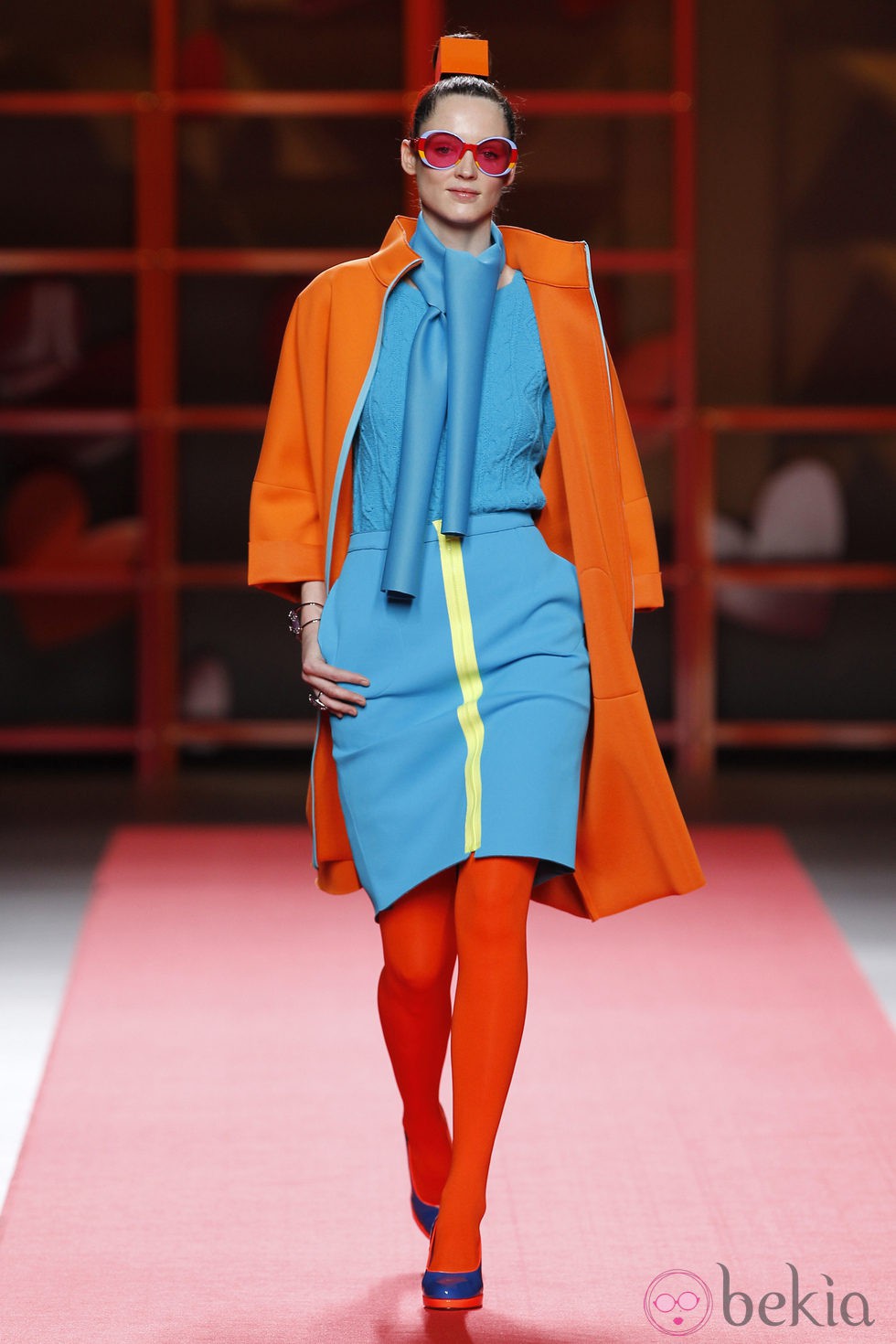 Abrigo naranja con falda azul de Agatha Ruiz de la Prada en la Madrid Fashion Week
