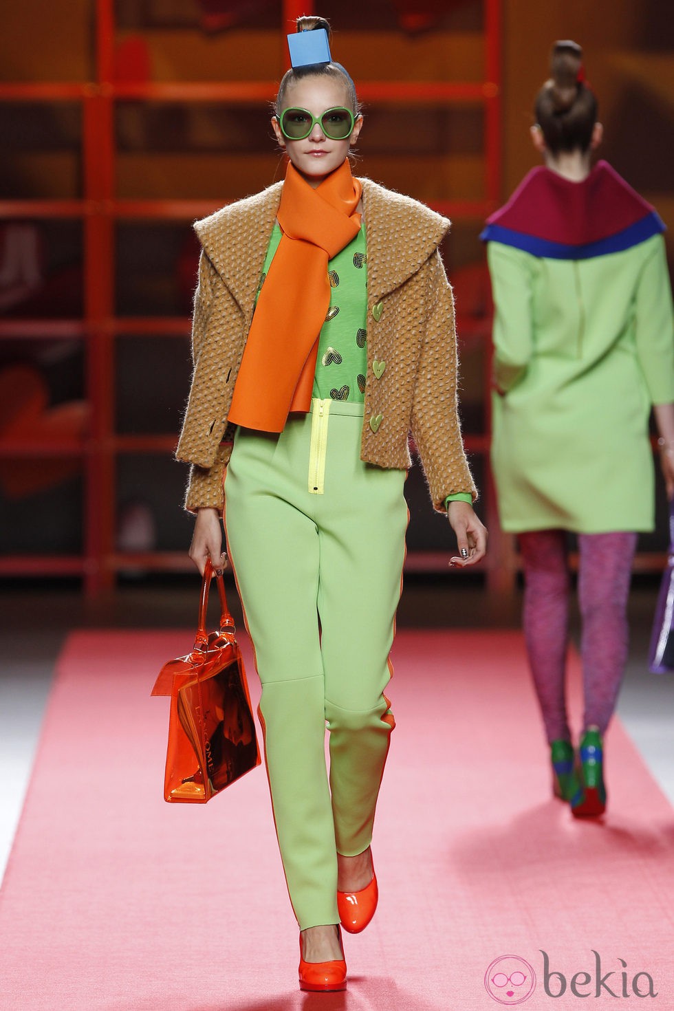 Pantalón verde con cremallera amarilla de Agatha Ruiz de la Prada en la Madrid Fashion Week