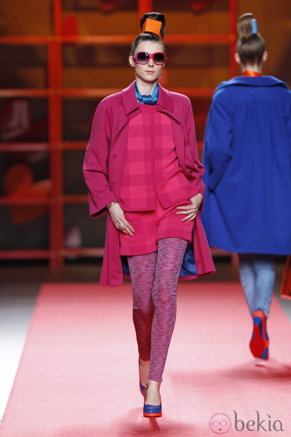 Abrigo rosa fucsia de Agatha Ruiz de la Prada en la Madrid Fashion Week