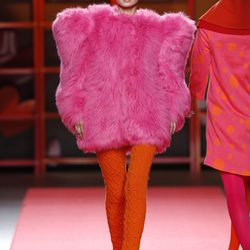 Abrigo peluche rosa de Agatha Ruiz de la Prada en la Madrid Fashion Week