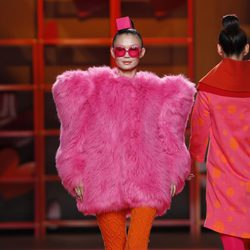 Abrigo peluche rosa de Agatha Ruiz de la Prada en la Madrid Fashion Week
