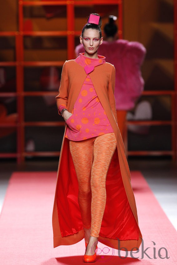 Maxi abrigo naranja con botón en forma de corazón de Agatha Ruiz de la Prada en la Madrid Fashion Week