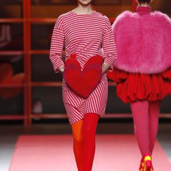 Vestido de rayas con corazón frontal de Agatha Ruiz de la Prada en la Madrid Fashion Week