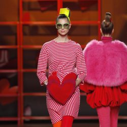 Vestido de rayas con corazón frontal de Agatha Ruiz de la Prada en la Madrid Fashion Week