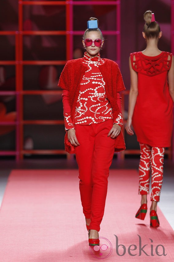 Conjunto rojo con chaqueta de manga corta de Agatha Ruiz de la Prada en la Madrid Fashion Week