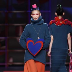 Jersey de punto con maxi falda naranja de Agatha Ruiz de la Prada en la Madrid Fashion Week