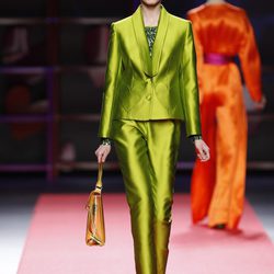 Traje de chaqueta verde de Agatha Ruiz de la Prada en la Madrid Fashion Week