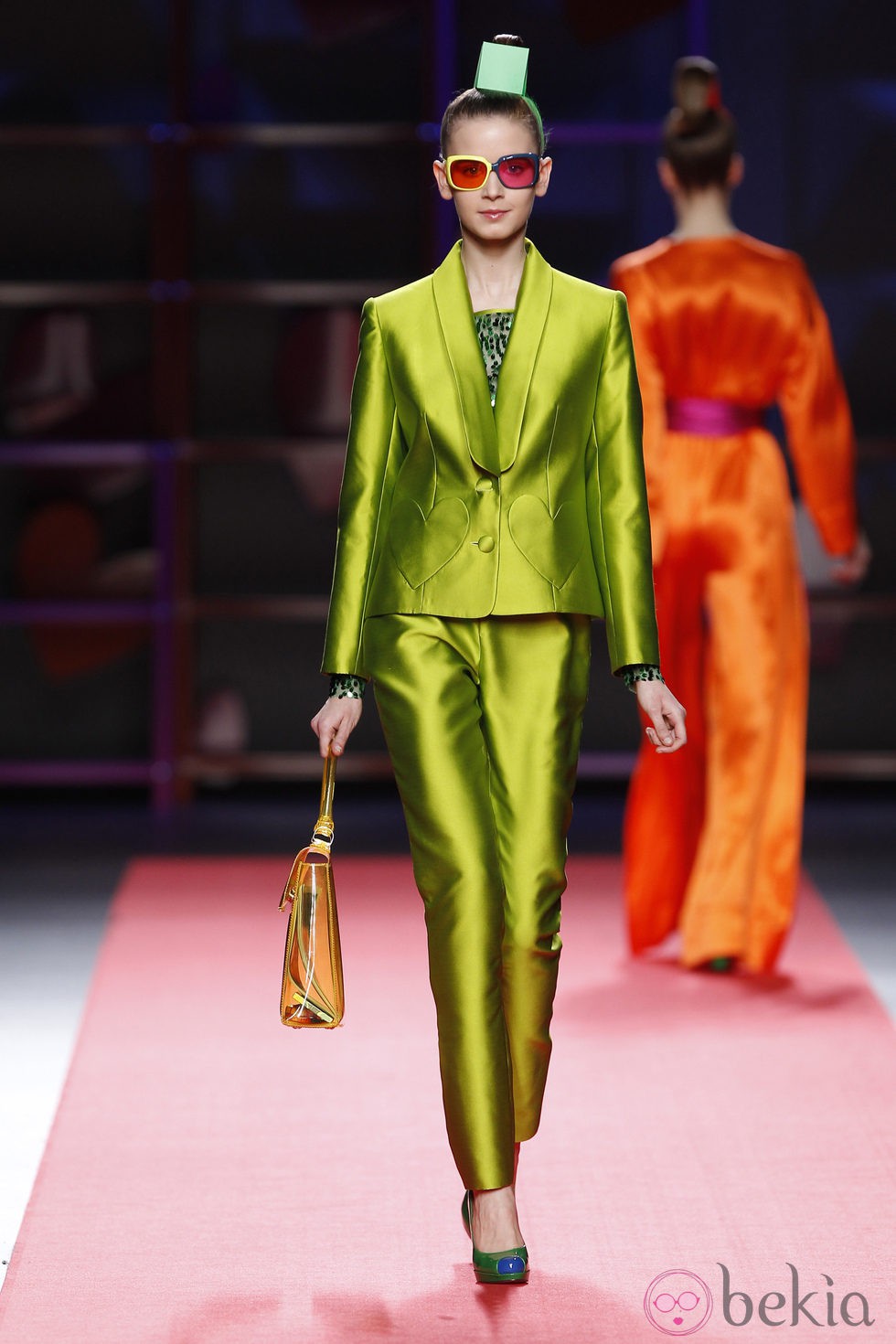 Traje de chaqueta verde de Agatha Ruiz de la Prada en la Madrid Fashion Week