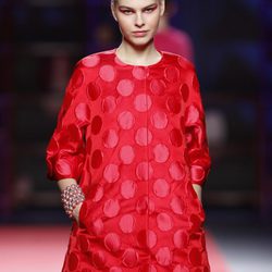 Abrigo rojo con lunares de Agatha Ruiz de la Prada en la Madrid Fashion Week