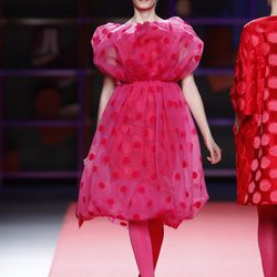 Vestido rosa abullonado de Agatha Ruiz de la Prada en la Madrid Fashion Week