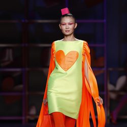 Vestido verde con largos flecos naranjas de Agatha Ruiz de la Prada en la Madrid Fashion Week