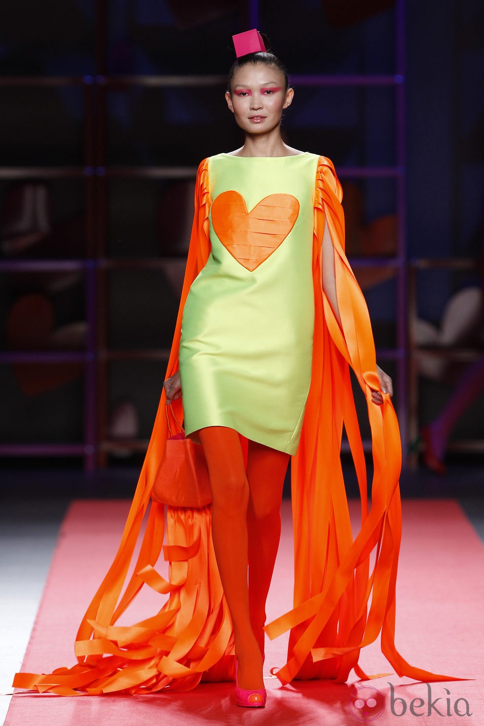 Vestido verde con largos flecos naranjas de Agatha Ruiz de la Prada en la Madrid Fashion Week