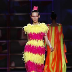 Traje de noche de plumas de Agatha Ruiz de la Prada en la Madrid Fashion Week