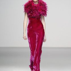 Vestido de terciopelo con voluminoso cuello con fruncidos de Elisa Palomino en la Madrid Fashion Week