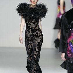 Vestido negro con estampado floral transparente de Elisa Palomino en la Madrid Fashion Week