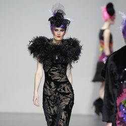 Vestido negro con estampado floral transparente de Elisa Palomino en la Madrid Fashion Week