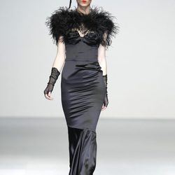 Vestido negro con escote corazón de Elisa Palomino en la Madrid Fashion Week