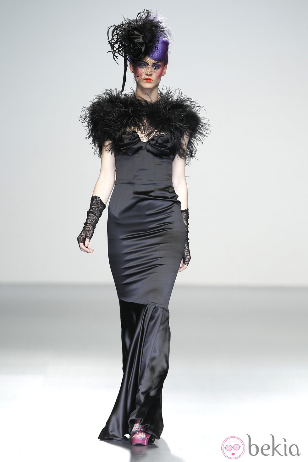Vestido negro con escote corazón de Elisa Palomino en la Madrid Fashion Week