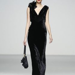 Vestido negro de terciopelo de Elisa Palomino en la Madrid Fashion Week