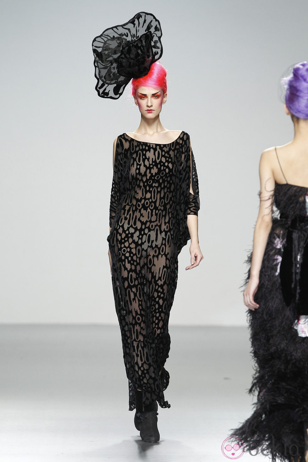 Vestido negro transparente con estampado geométrico de Elisa Palomino en la Madrid Fashion Week
