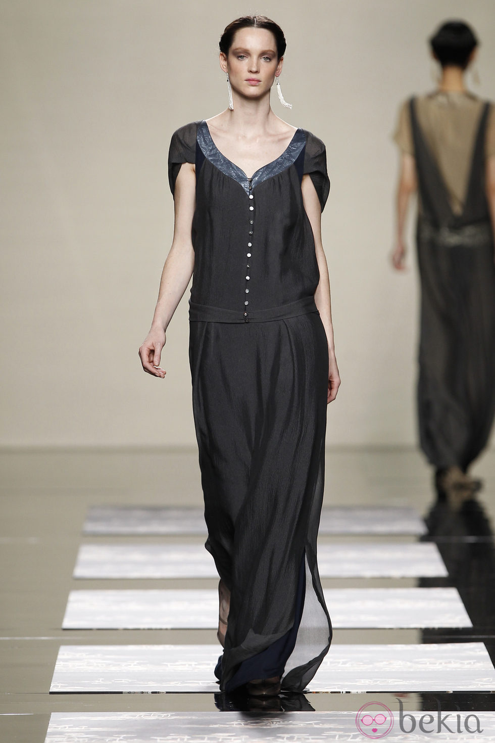 Vestido negro de manga corta de Ailanto en la Fashion Week Madrid