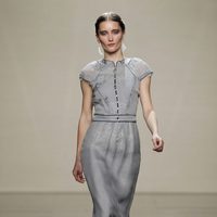 Vestido gris ceñido a la cintura de Ailanto en la Fashion Week Madrid