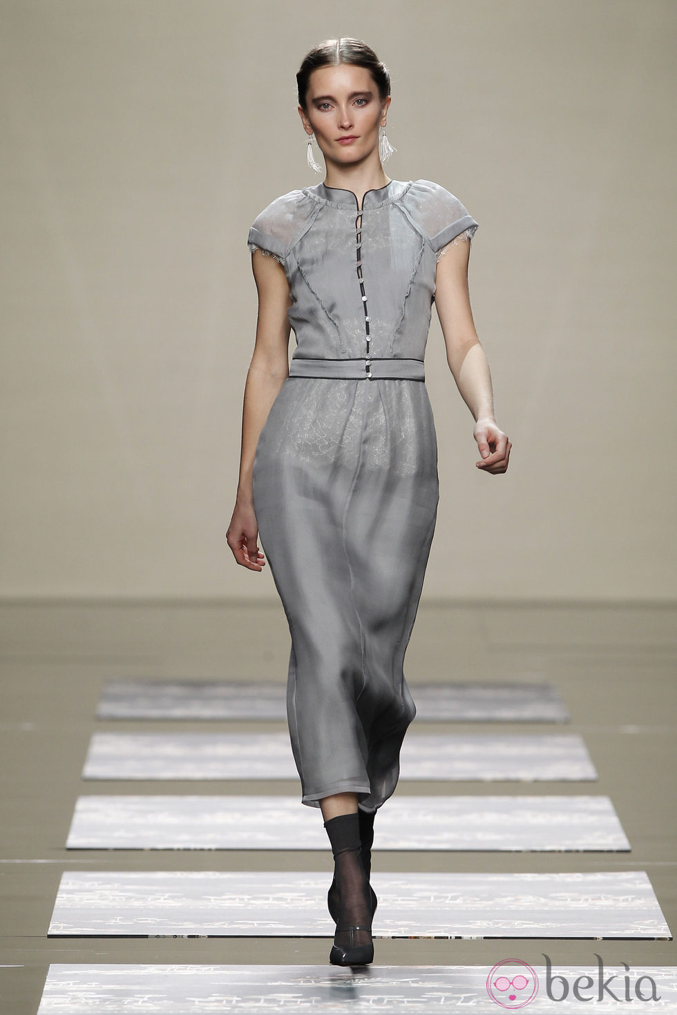 Vestido gris ceñido a la cintura de Ailanto en la Fashion Week Madrid