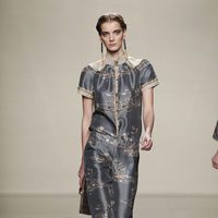 Conjunto gris metalizado con estampados orientales de Ailanto en Fashion Week Madrid