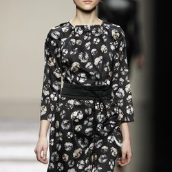 Vestido negro con estampado de flores de Ailanto en la Fashion Week Madrid