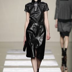 Falda de cuero sobre la pasarela de Ailanto en Fashion Week Madrid