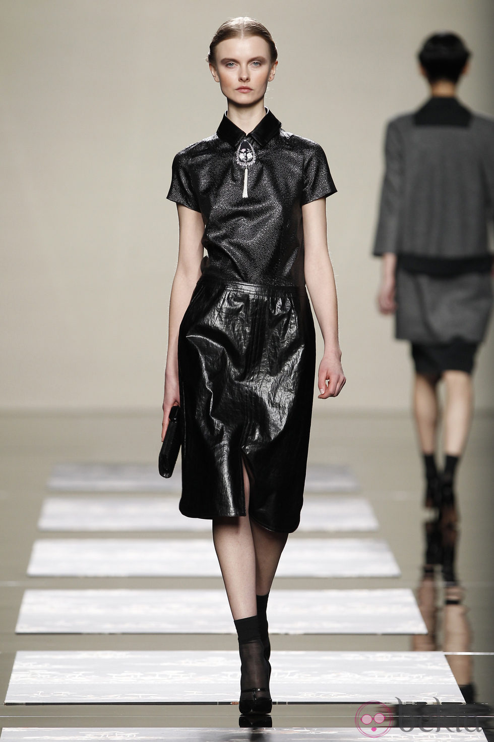 Falda de cuero sobre la pasarela de Ailanto en Fashion Week Madrid