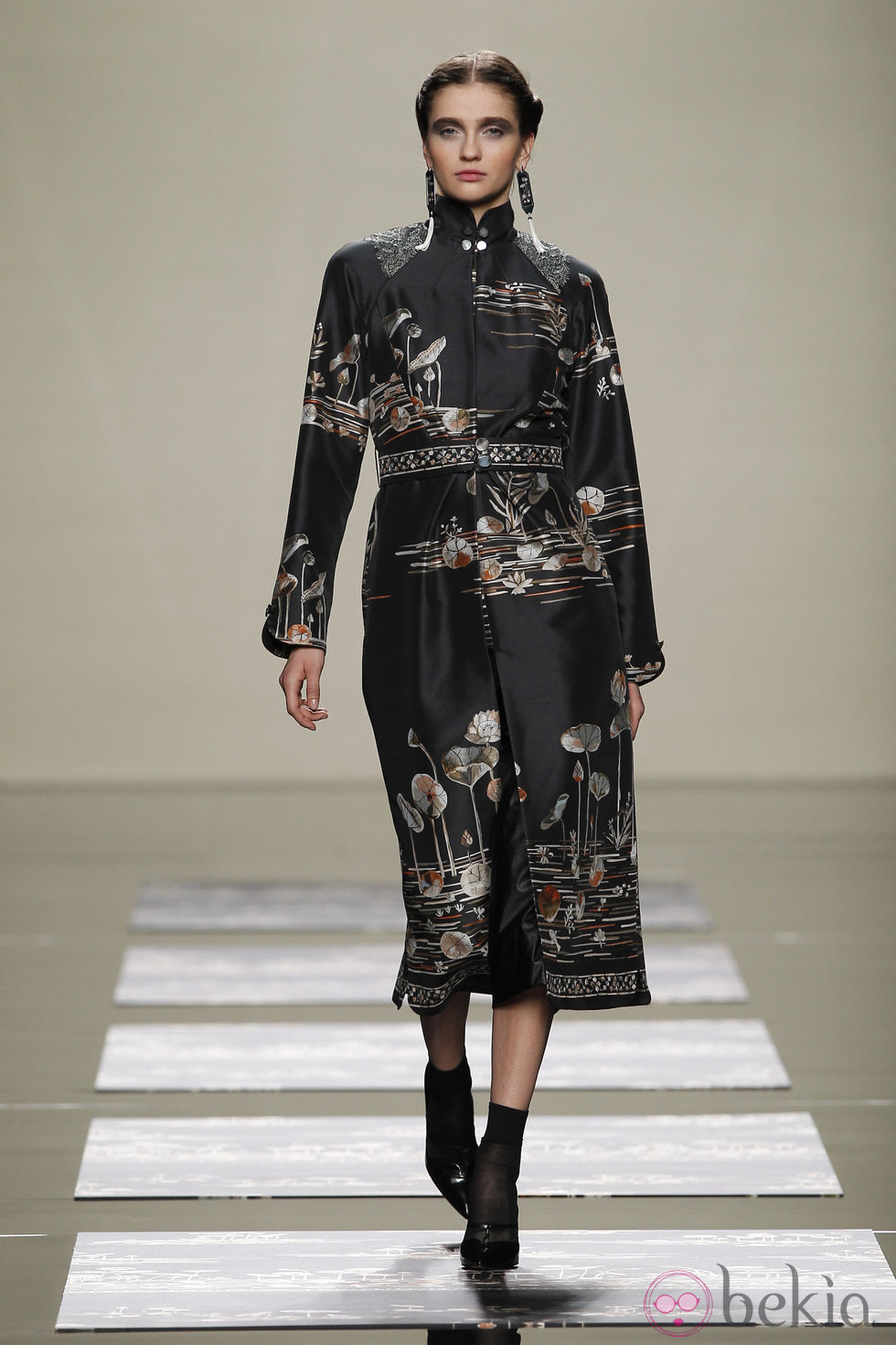 Abrigo con motivos orientales en la colección de Ailanto en Fashion Week Madrid