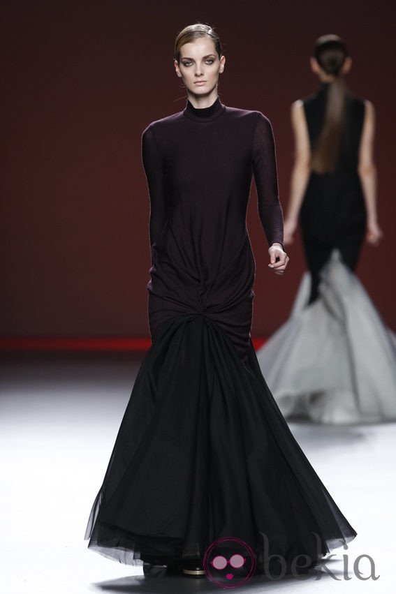 Vestido color berenjena de Amaya Arzuaga en Fashion Week Madrid