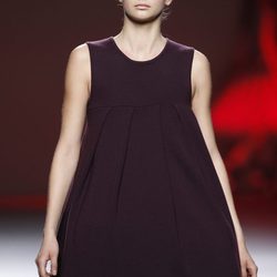 Vestido morado sin mangas de Amaya Arzuaga en Fashion Week Madrid