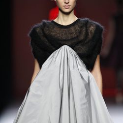 Vestido bicolor de Amaya Arzuaga en Fashion Week Madrid