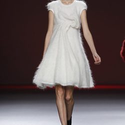 Vestido de manga corta en color blanco roto de Amaya Arzuaga en Fashion Week Madrid