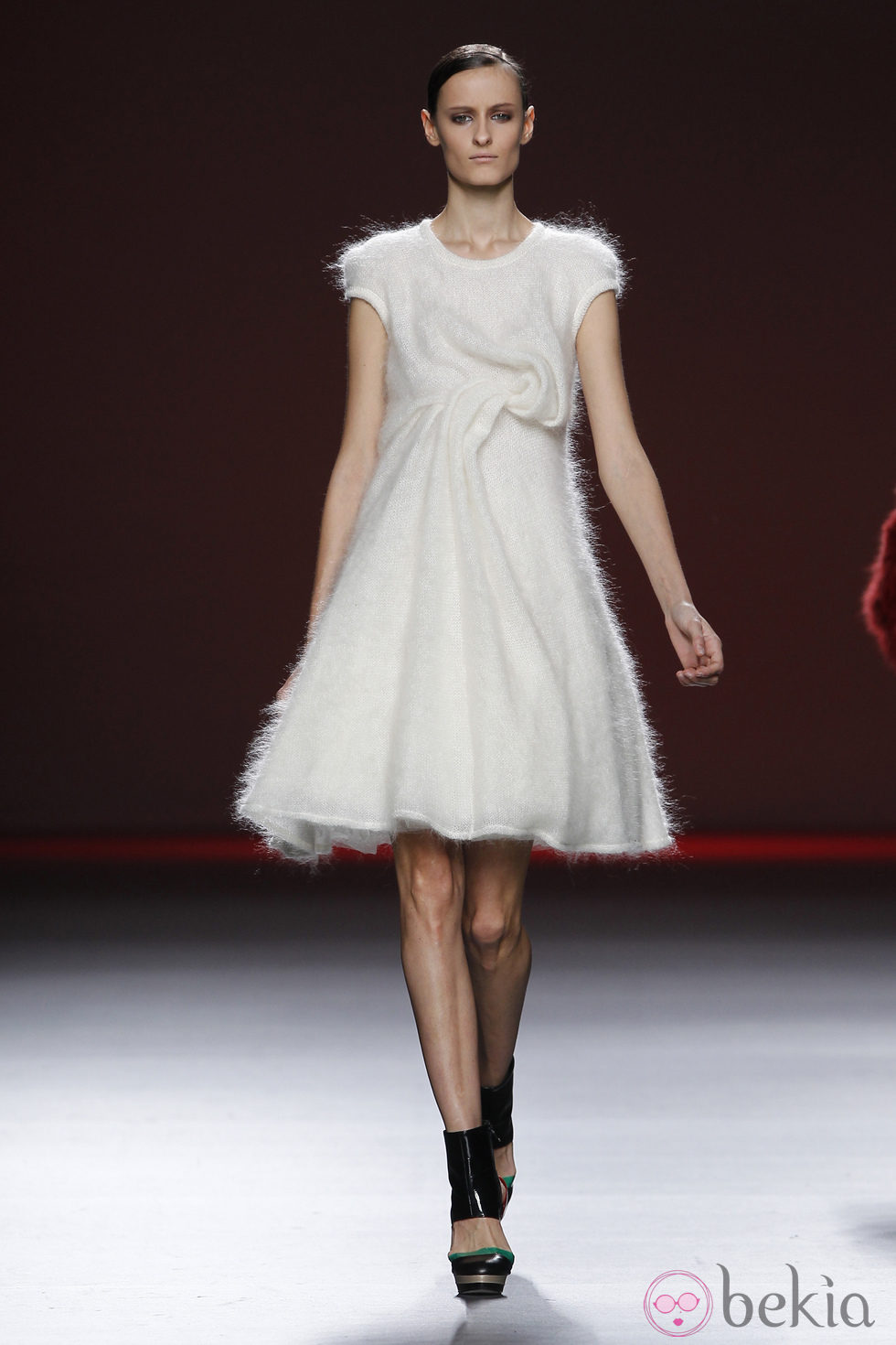 Vestido de manga corta en color blanco roto de Amaya Arzuaga en Fashion Week Madrid