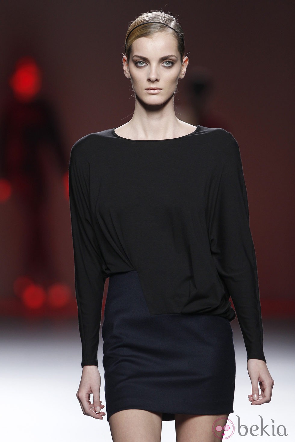 Camiseta negra y falda azul marino de la colección otoño/invierno 2012/2013 de Amaya Arzuaga