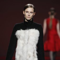 Vestido negro con corpiño de pelo blanco de Amaya Arzuaga en Fashion Week Madrid