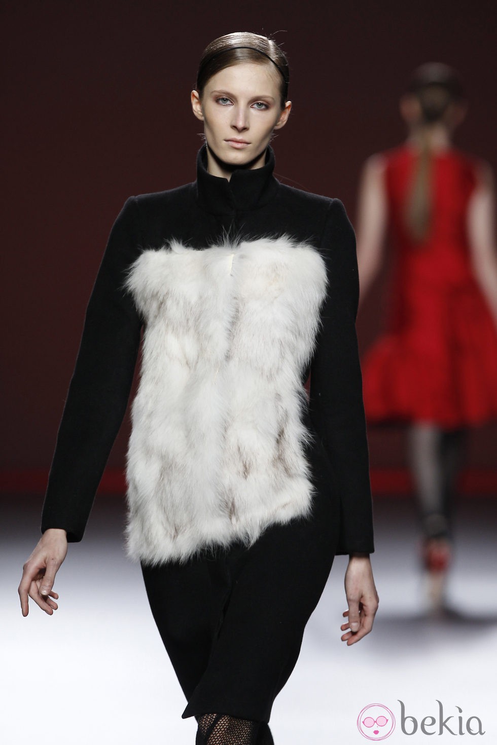 Vestido negro con corpiño de pelo blanco de Amaya Arzuaga en Fashion Week Madrid