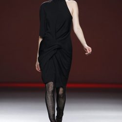 Vestido negro de corte asimétrico de la colección otoño/invierno 2012/2013 de Amaya Arzuaga
