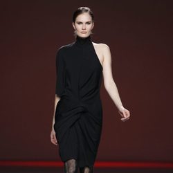 Vestido negro de corte asimétrico de la colección otoño/invierno 2012/2013 de Amaya Arzuaga